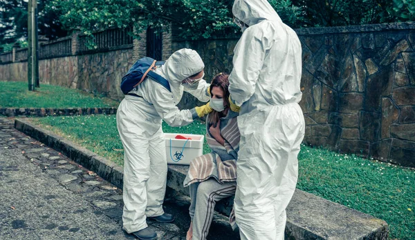 Les médecins mettent un masque protecteur sur la femme infectée par un virus — Photo