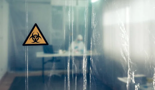 Cortina de protecție cu simbol biohazard — Fotografie, imagine de stoc