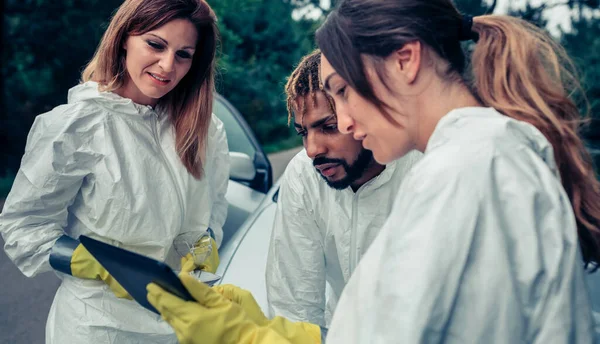 Grupo de expertos que planean la lucha contra el virus — Foto de Stock