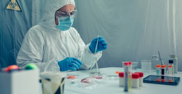 Cientista com terno de proteção fazendo pesquisa no laboratório — Fotografia de Stock