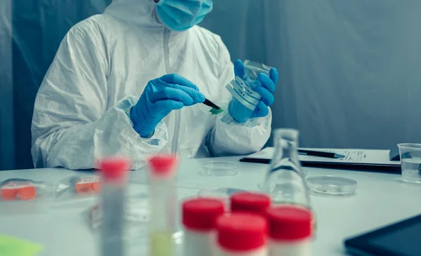 Científico con traje de protección haciendo investigación en el laboratorio — Foto de Stock