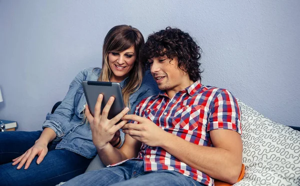 Paar schaut auf das Tablet — Stockfoto