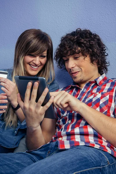 Couple faisant des achats en ligne avec tablette — Photo