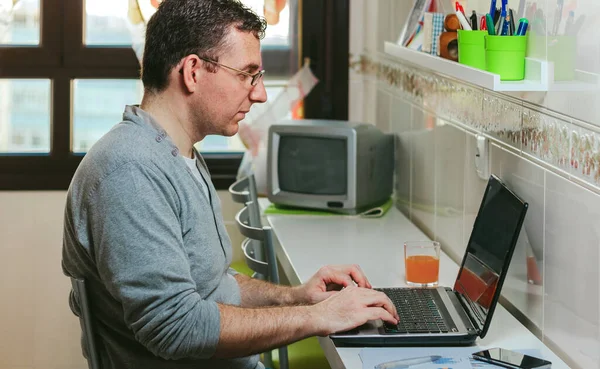 Man working from home with laptop — Stock Photo, Image