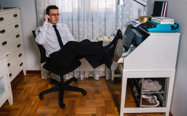 Hombre teletrabajo usando camisa y corbata — Foto de Stock