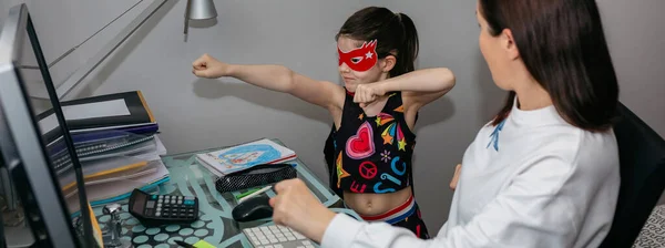 Mulher teletrabalho e olhando com sua filha — Fotografia de Stock