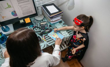 Kızıyla telgraf çeken bir kadın ona bir resim gösteriyor.