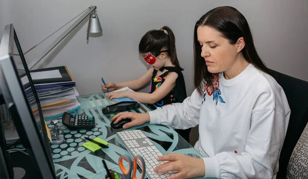 Mujer teletrabajo con su hija dibujo —  Fotos de Stock