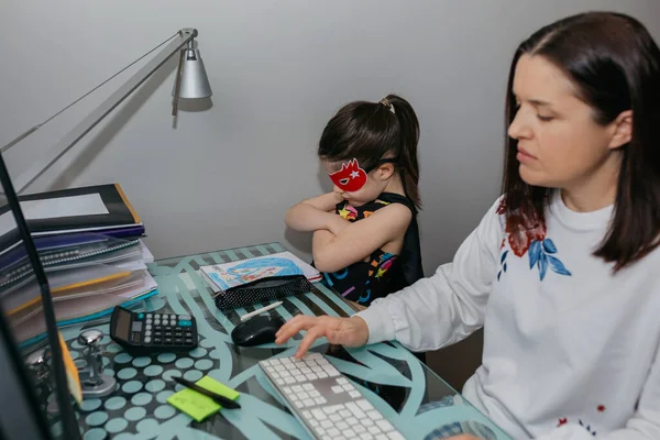 Mulher teletrabalho com sua filha irritada — Fotografia de Stock