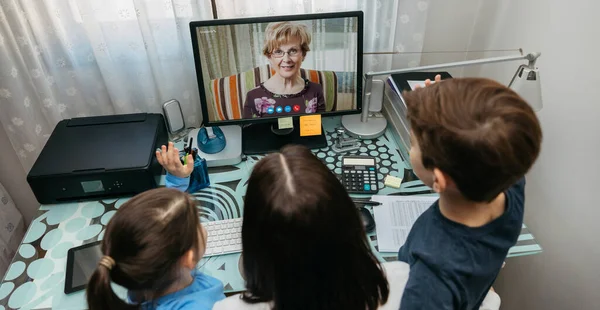Família conversando em videochamada com avó — Fotografia de Stock