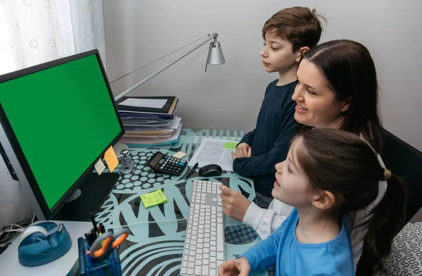 Madre e hijos mirando la pantalla del ordenador — Foto de Stock