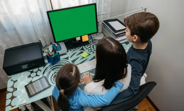 Madre e hijos mirando la pantalla del ordenador — Foto de Stock