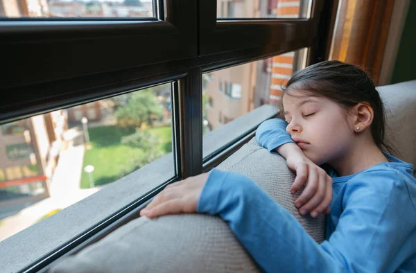 Θλιβερό κορίτσι κοιτάζει έξω από το παράθυρο — Φωτογραφία Αρχείου