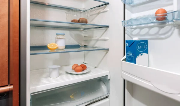 Холодильник почти опустел из-за кризиса. — стоковое фото