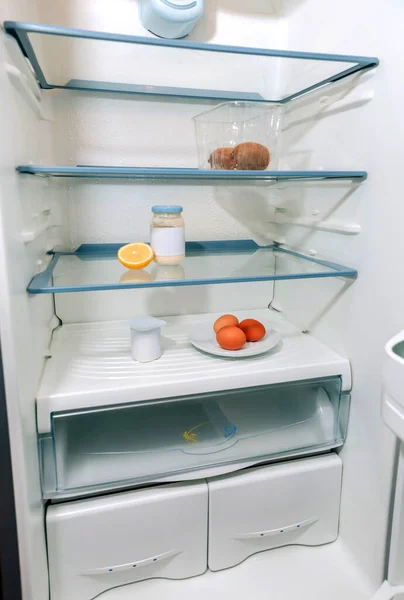Refrigerador casi vacío debido a una crisis — Foto de Stock