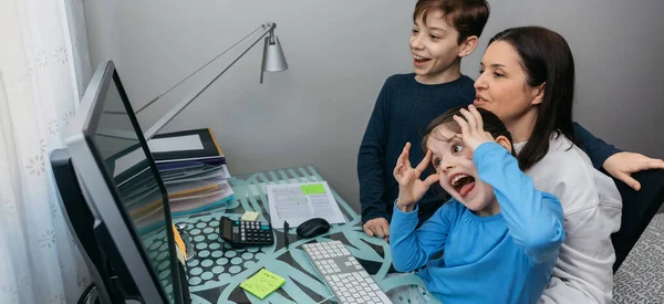 Familjen pratar på videosamtal medan flickan grimaser — Stockfoto