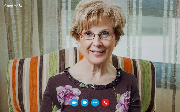 Video oproepscherm met senior vrouw — Stockfoto