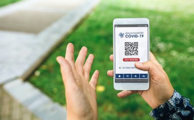 covid-19 için bağışık olmayan dijital sağlık pasaportu olan cep telefonu