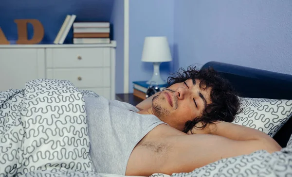 Uomo che dorme a letto a casa — Foto Stock