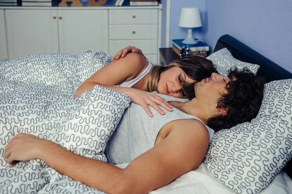 Pár spánek objat v posteli — Stock fotografie