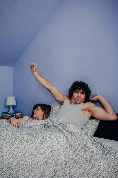 Чоловік прокидається, коли спить його дружина — стокове фото