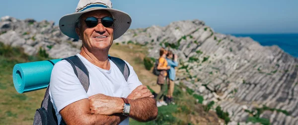 Senior homme trekking regardant la caméra — Photo
