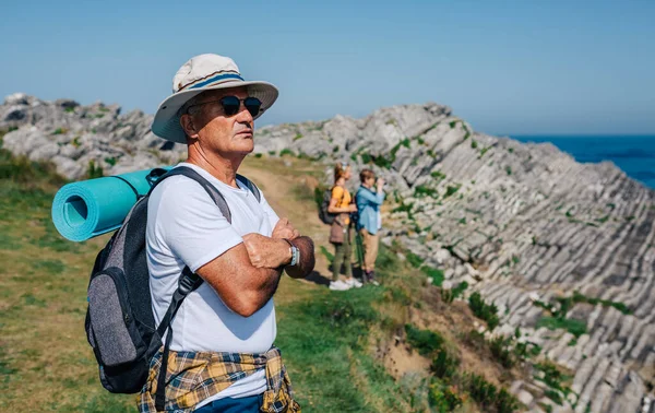 Senior uomo trekking guardando il paesaggio — Foto Stock