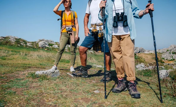 Três pessoas praticando trekking ao ar livre — Fotografia de Stock