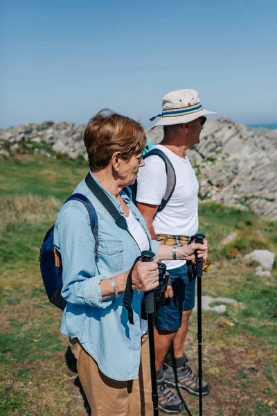 Coppia anziana pratica trekking all'aria aperta — Foto Stock