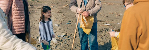 Gönüllüler sahili temizlemeye hazırlanıyor. — Stok fotoğraf