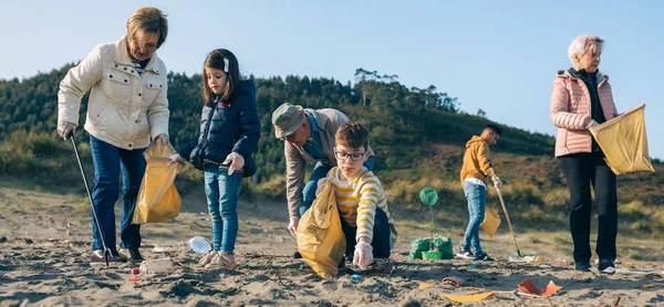 Voluntários limpando a praia — Fotografia de Stock