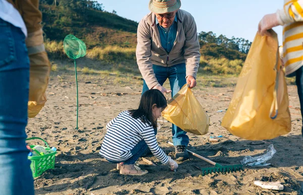 Bénévoles nettoyage de la plage — Photo