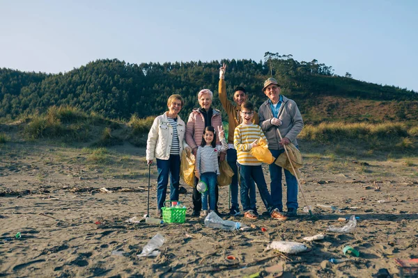 Volontari pronti a pulire la spiaggia — Foto Stock