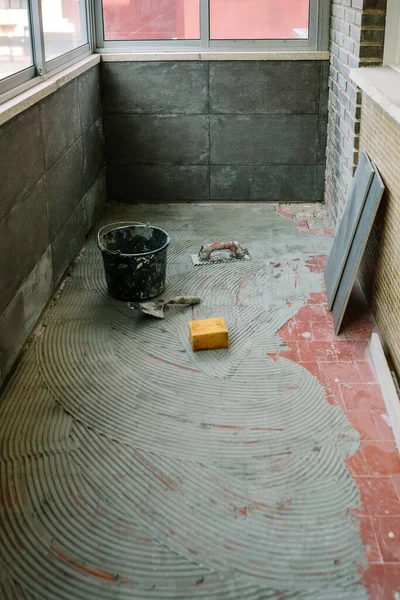 Trabajos de colocación de azulejos en el suelo — Foto de Stock