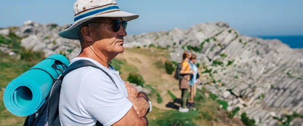 Senior uomo trekking guardando il paesaggio — Foto Stock