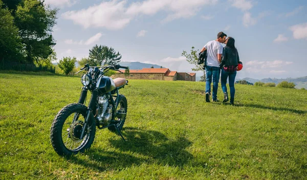 Coppia baci e passeggiate in campo con moto — Foto Stock