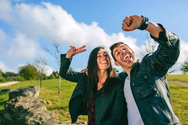 Para robi sobie selfie ze smartzegarkiem — Zdjęcie stockowe