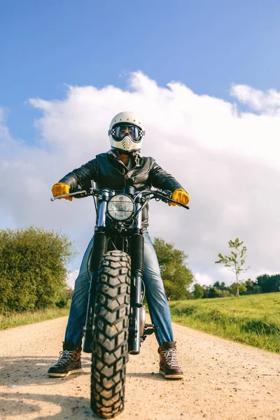 Homem com capacete montando moto personalizada — Fotografia de Stock