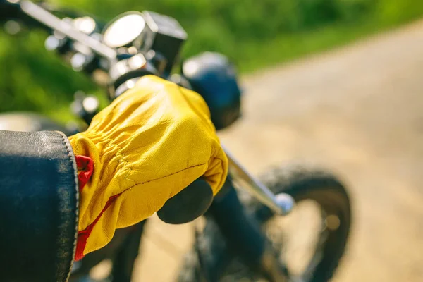 Mano motociclisti con guanti afferrando il manubrio — Foto Stock
