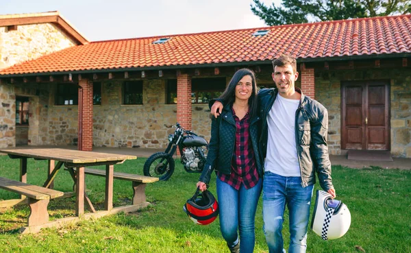 Pareja caminando abrazado y motocicleta personalizada — Foto de Stock