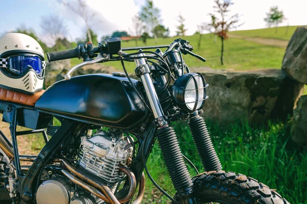 Moto personalizado estacionado na estrada — Fotografia de Stock