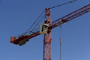 Mavi gökyüzü üzerinde yüksek inşaat vinç