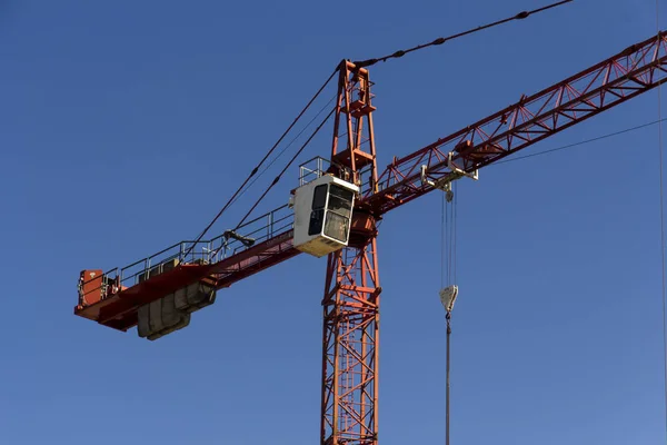 高高的建筑起重机在蔚蓝的天空 — 图库照片