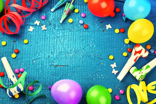 Marco de cumpleaños con globos multicolor y artículos de fiesta — Foto de Stock