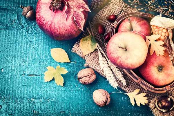 Φύλλα φθινοπώρου πλαίσιο με ρόδι, το μήλο και το φθινόπωρο — Φωτογραφία Αρχείου
