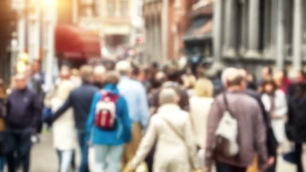 Multitud anónima de personas caminando en la calle de la ciudad europea — Vídeos de Stock