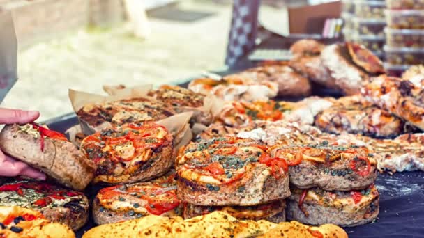 Satış temsilcisi hizmet istemci ile farklı ekmek yapım ürünleri — Stok video