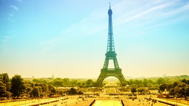 Stadsbilden med Eiffeltornet och Trocadero i Paris — Stockvideo
