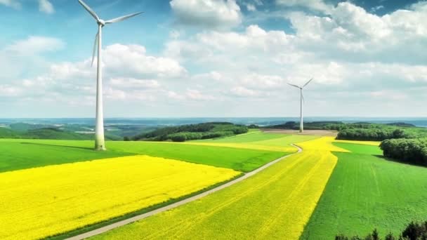 letní krajina s větrné turbíny a zemědělských polí