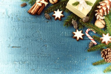 Noel ayarı mevsimlik baharatlar, çam dalları ve hediye kutusunda